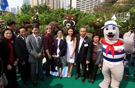 圖二：香港花卉展覽主禮嘉賓特首夫人曾鮑笑薇女士(左五)與一眾海洋公園同事和嘉賓於園景設計合照